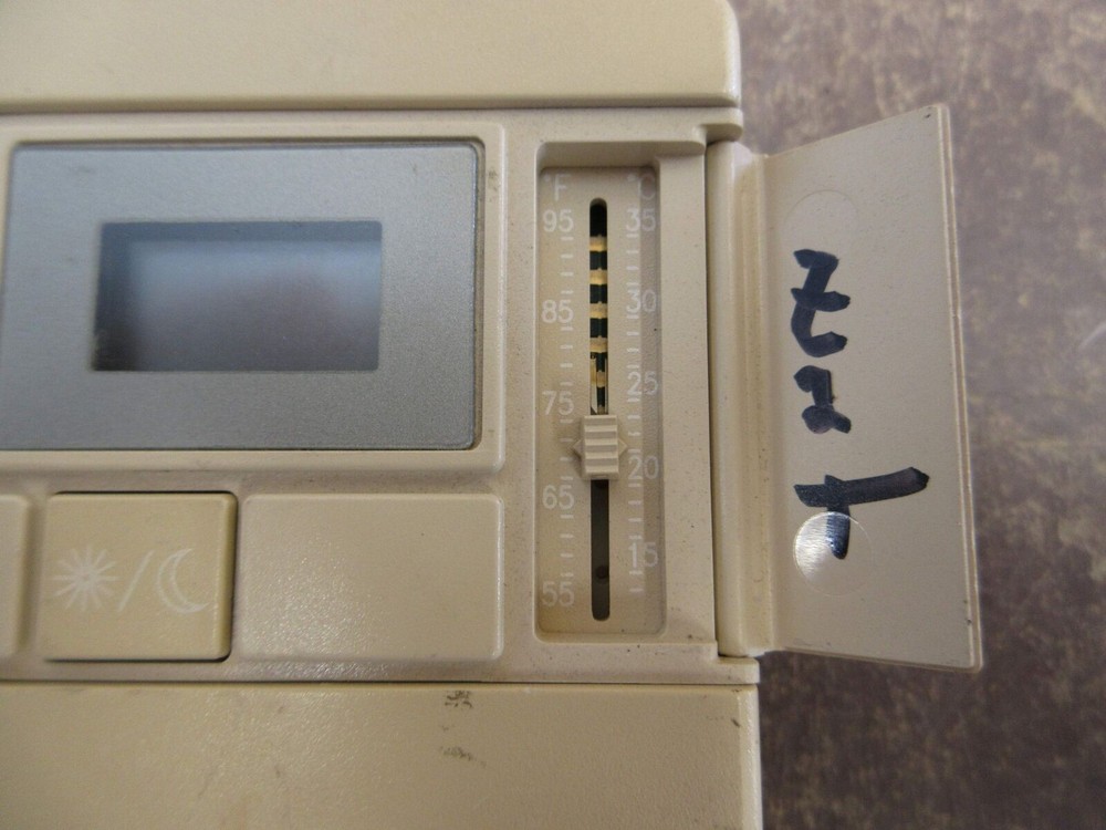 Siemens Room Temp. Sensor 544780FA w/ Display *Broken Mounting* Used