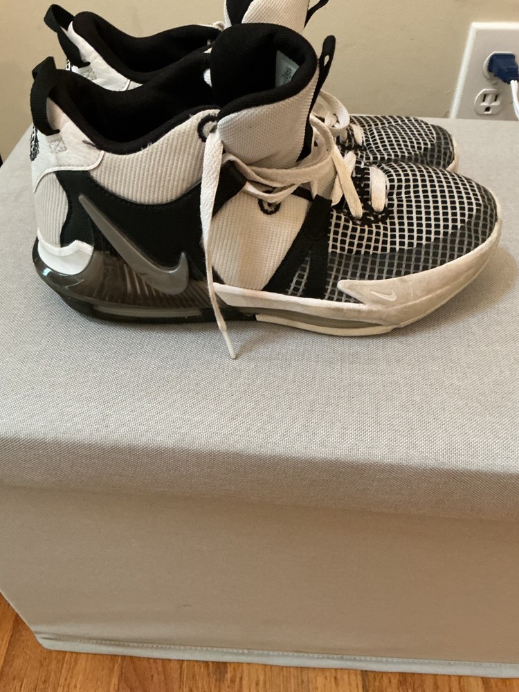 Kids Lebron Sneakers Size 7Y Nike