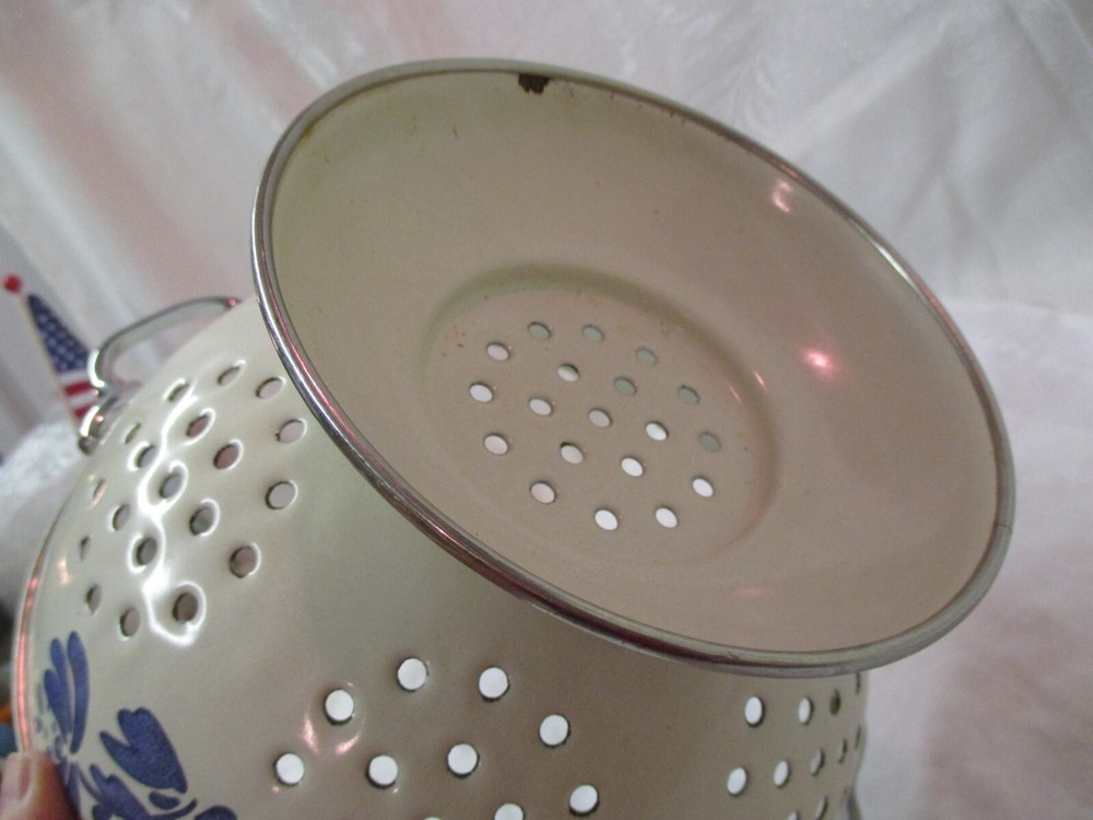 Vintage Pfaltzgraff Colander Yorktowne