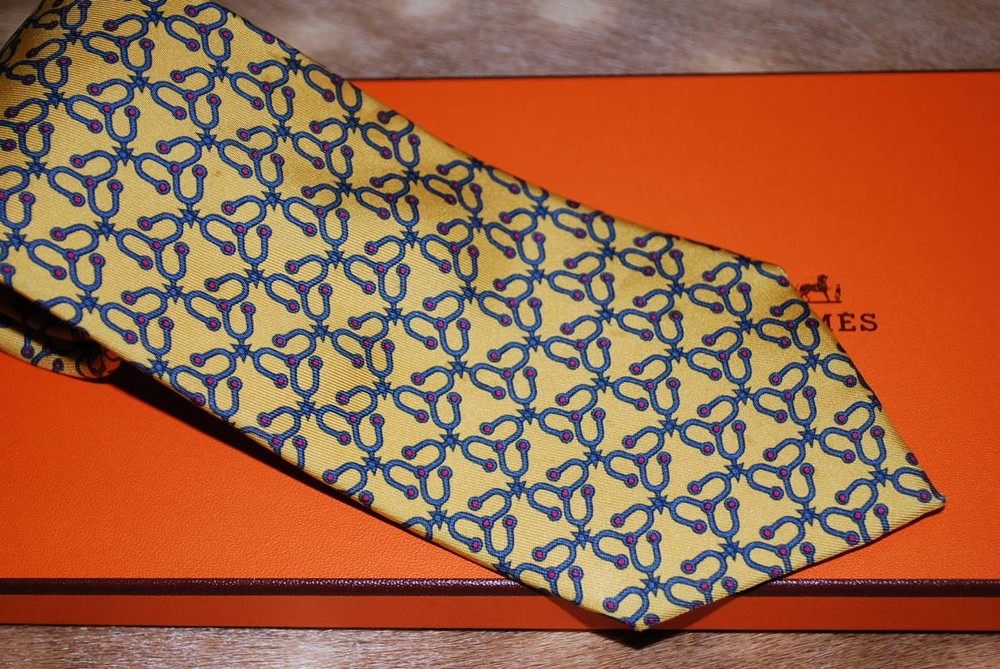 100 silk tie with ribbon and tie box