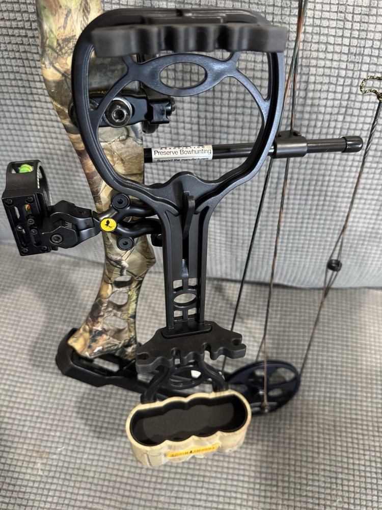 Bear Archery Encounter Right Hand 29" 70 lbs. Draw Hunting Compound Bow Extras