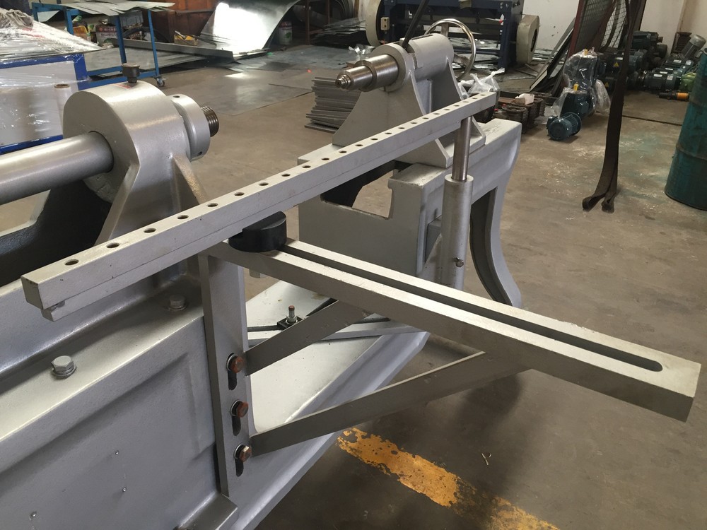 Manual metal spinning lathe