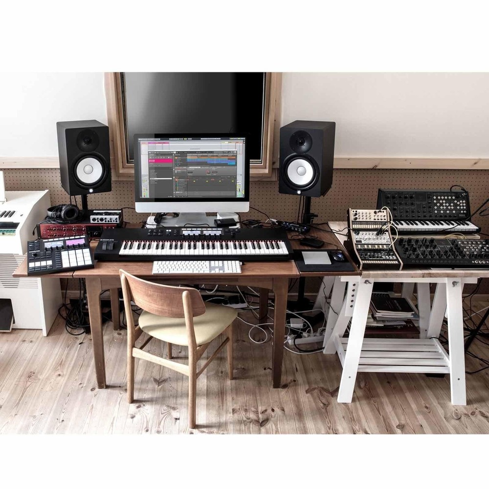 Native Instruments Maschine MK3 Groove Production and Drum Controller System