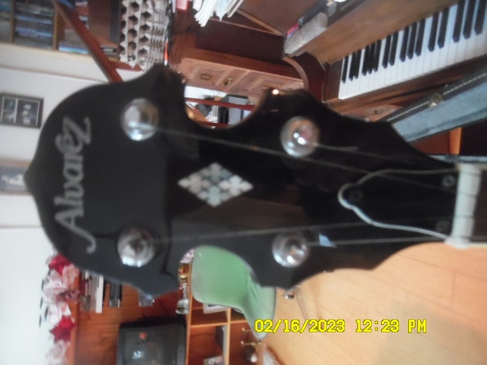 5 string alvarez banjo and hardshell case