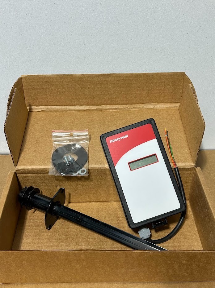 HONEYWELL C7232B1006 CO2 SENSOR / CONTROLLER NEW OPEN BOX