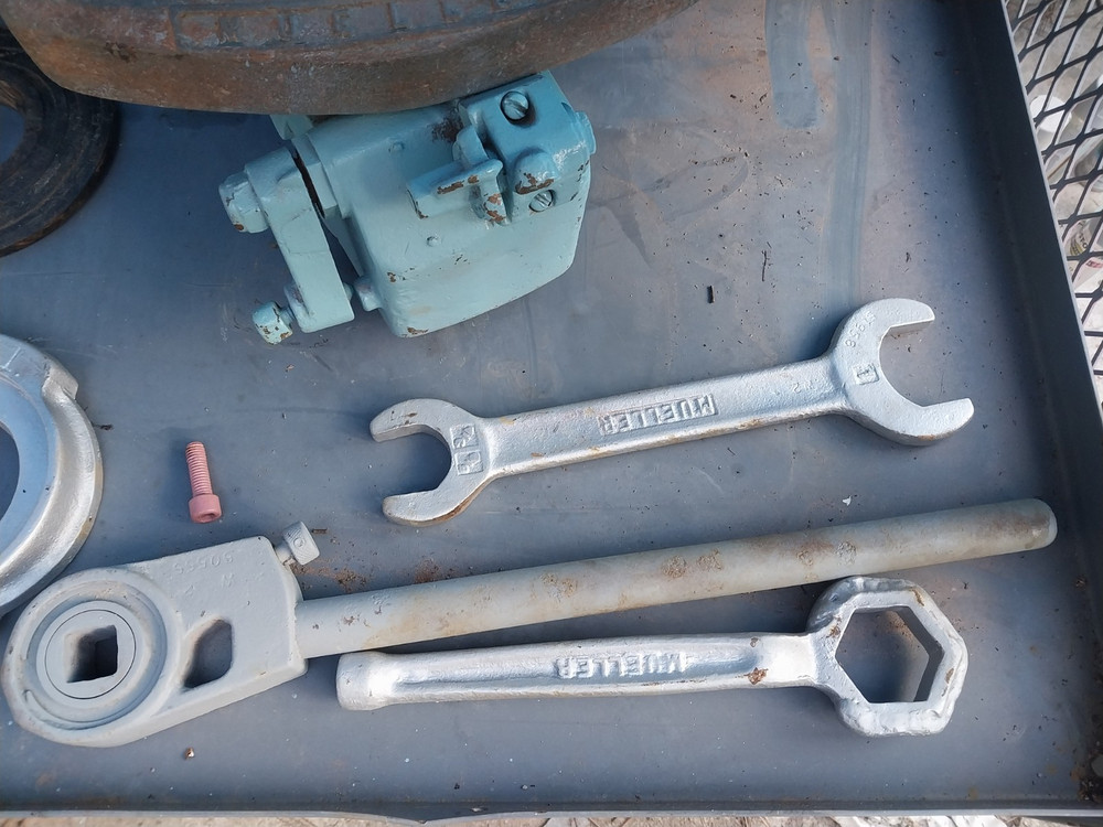 Mueller B 100 Pipe Tapping Machine With Original Metal Case, 6 Bits And Extra