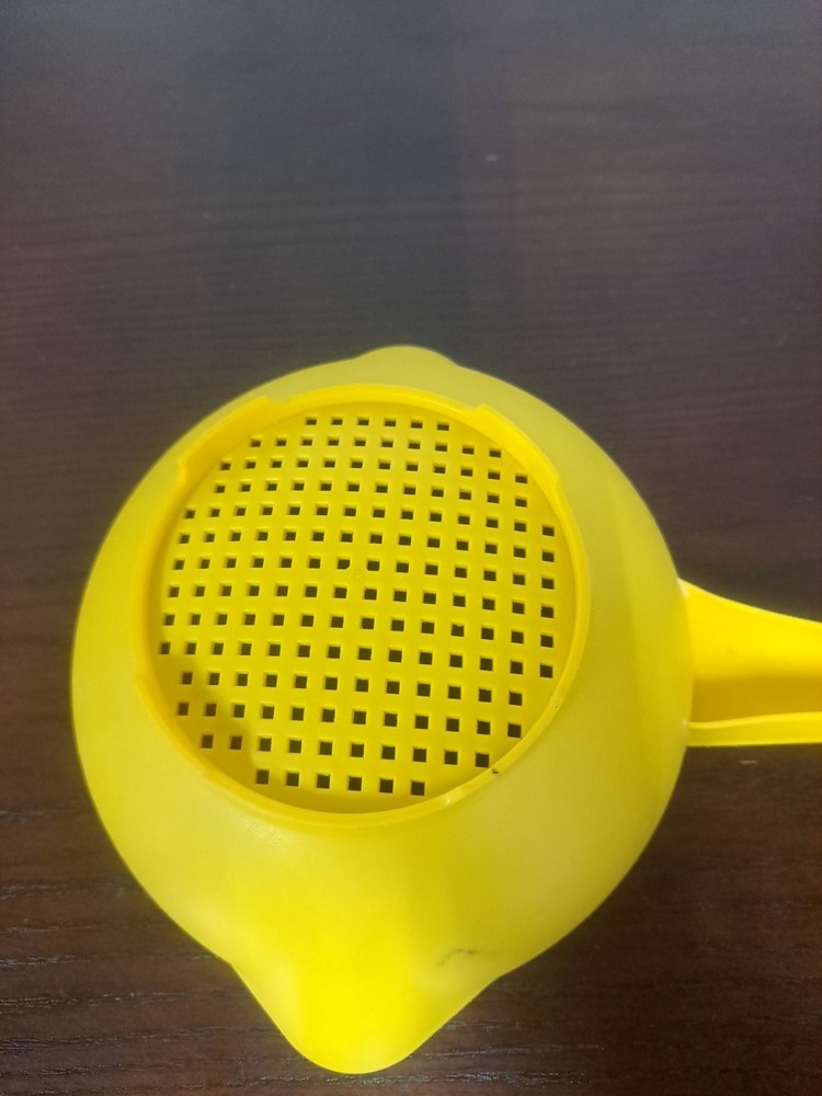 Vintage Tupperware Yellow 1 Quart Plastic Strainer Collander