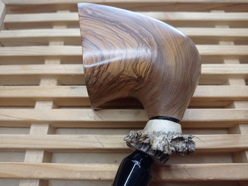 Manelli Bent Collection smooth natural olivewood pipe, roe deer horn insert 909