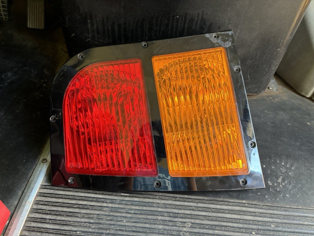 Used Thomas C2 Front Passenger Warning Light Assembly TBB117418