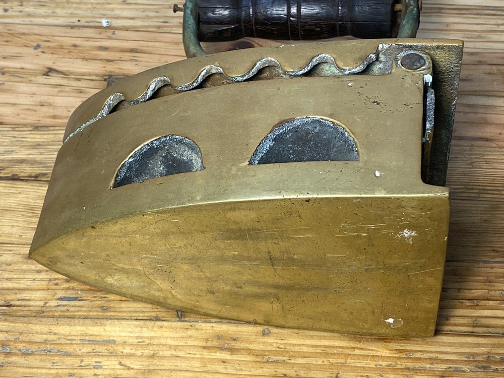 ANTIQUE BRASS SAD IRON LAUNDRY CHARCOAL COAL