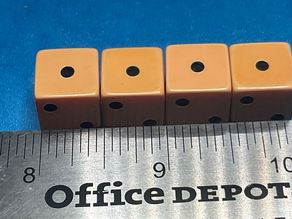 SET OF 4————- BAKELITE DICE———B-90