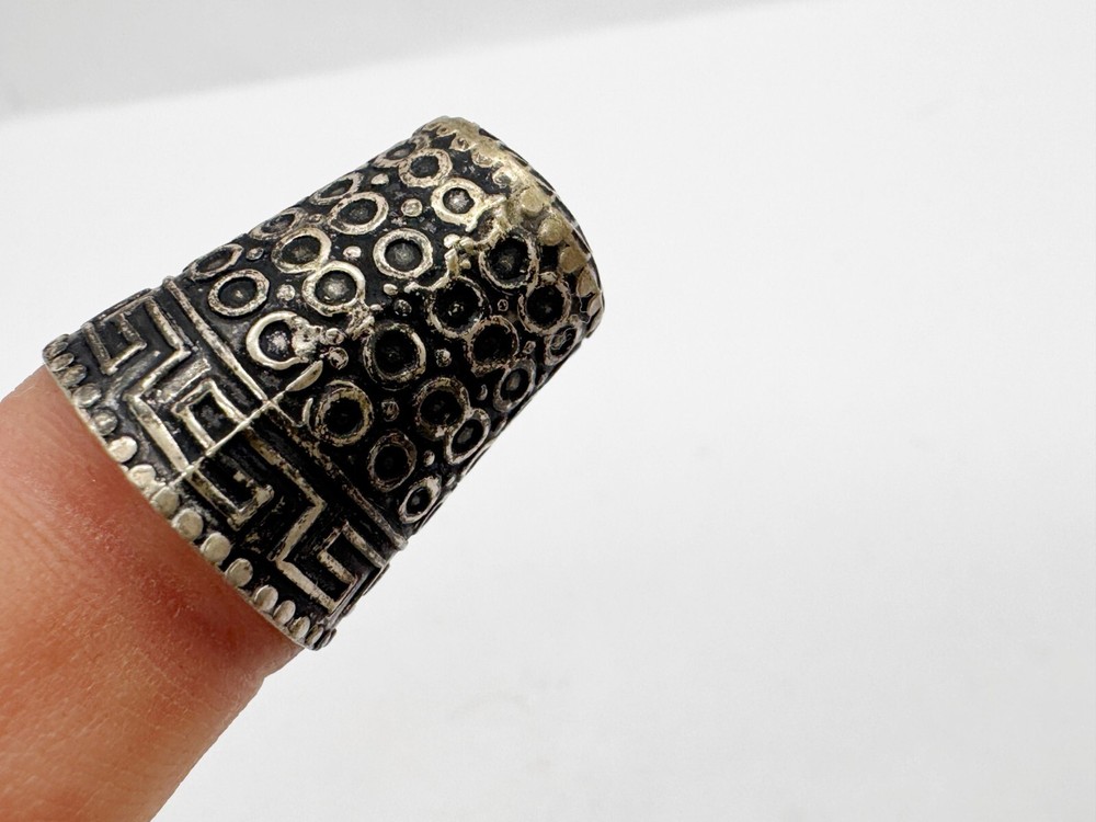 ANTIQUE SOLID SILVER GREEK KEY PATTERN CIRCLES SEWING THIMBLE