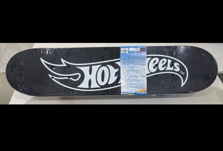 Hot Wheels Infinite Loop 31-inch complete skateboard