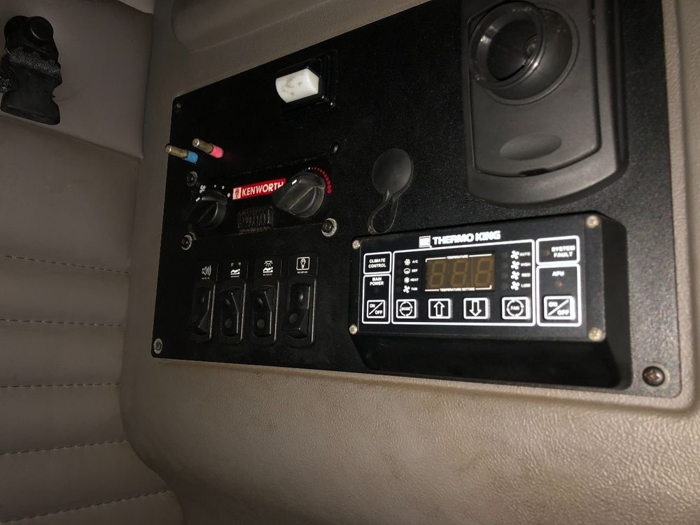 Kenworth T700 Left/Driver Sleeper Control - Used
