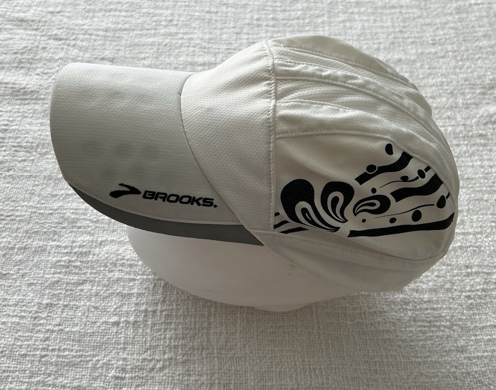 Brooks Chaser Running Hat One Size White Strapback