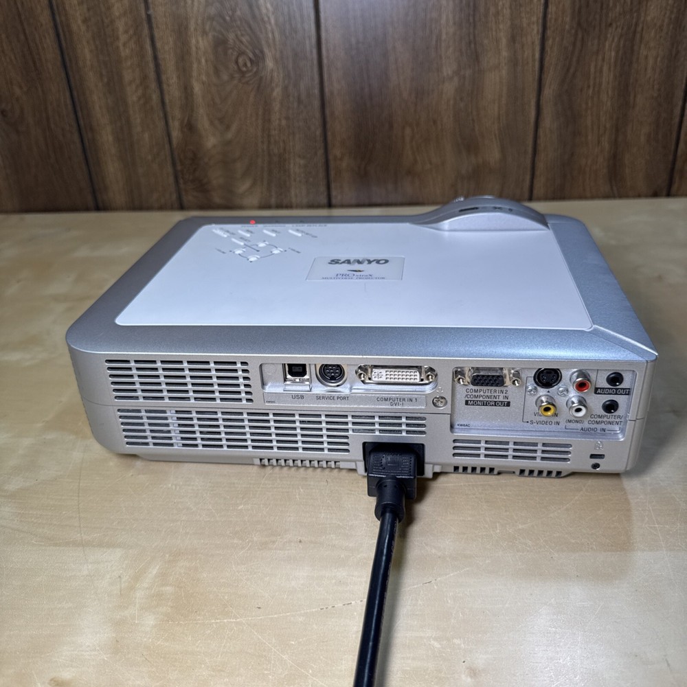 Sanyo PLC-XU87 Pro xtraX Multiverse Projector Home Office