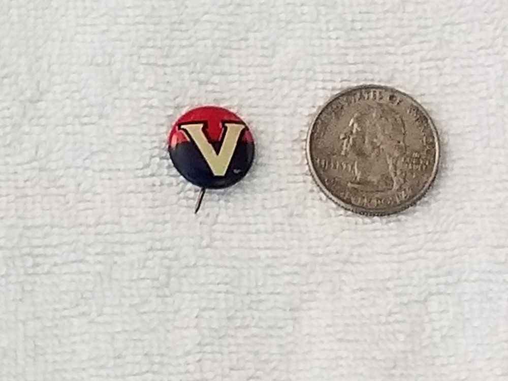 WW2 Victory Pinback-Nice