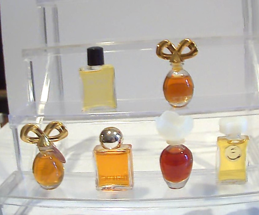 6 VINTAGE MINI PERFUME BOTTLES
