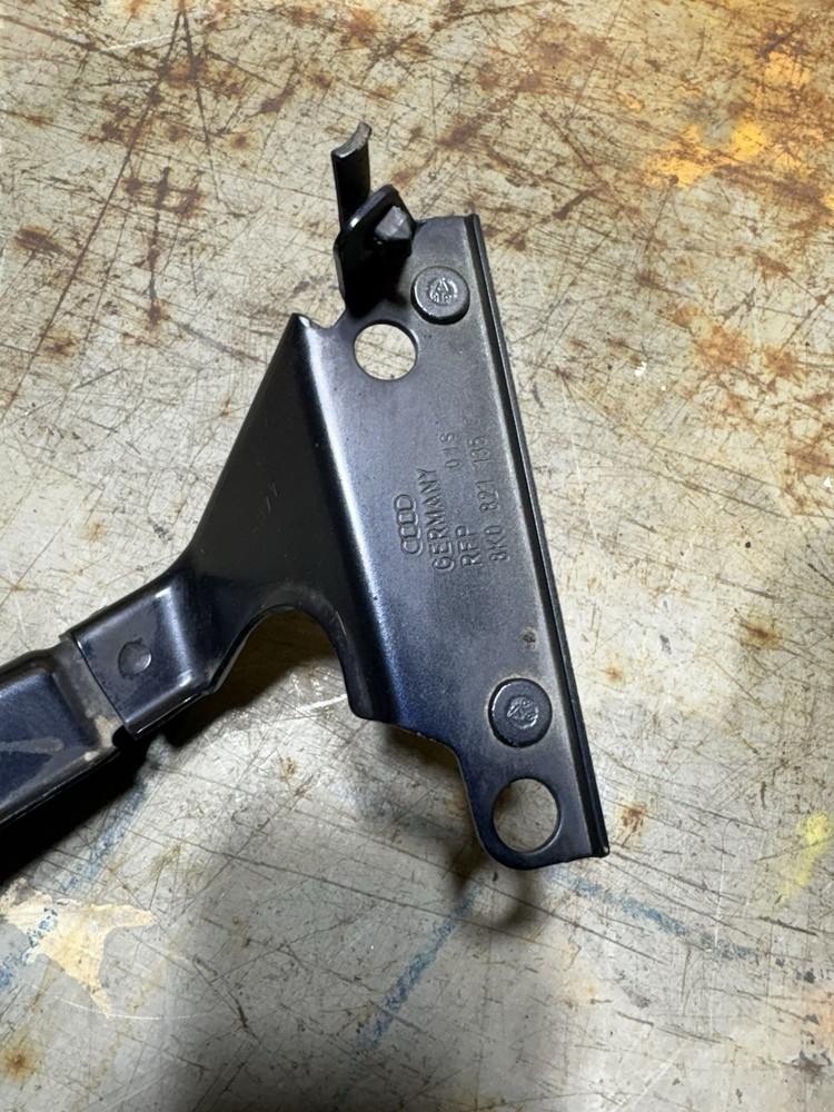 2010 AUDI A4 LEFT FENDER SUPPORT BRACKET 8K0821135C