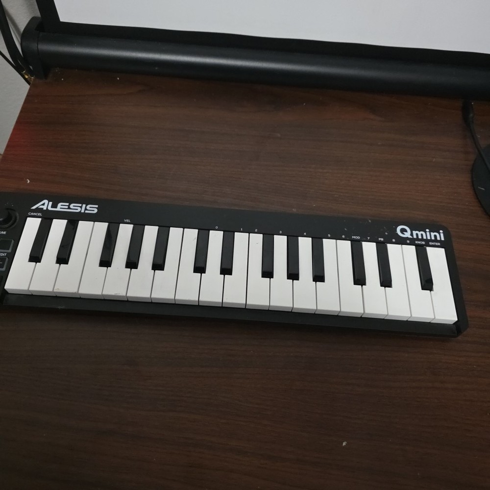 Alesis Qmini - Portable 32 Key USB MIDI Keyboard Controller with Velocity