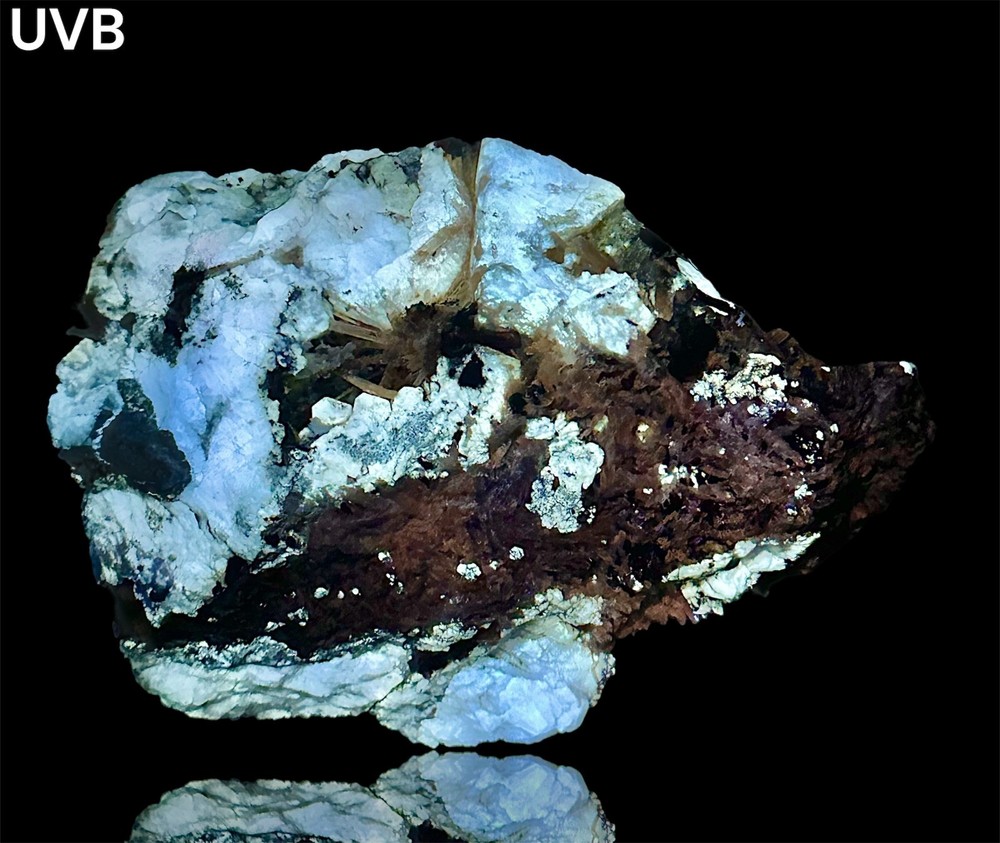 1086 Gr. Fluorescent Strong Persistent Phosphorescence Hackmanite W/ Richterite