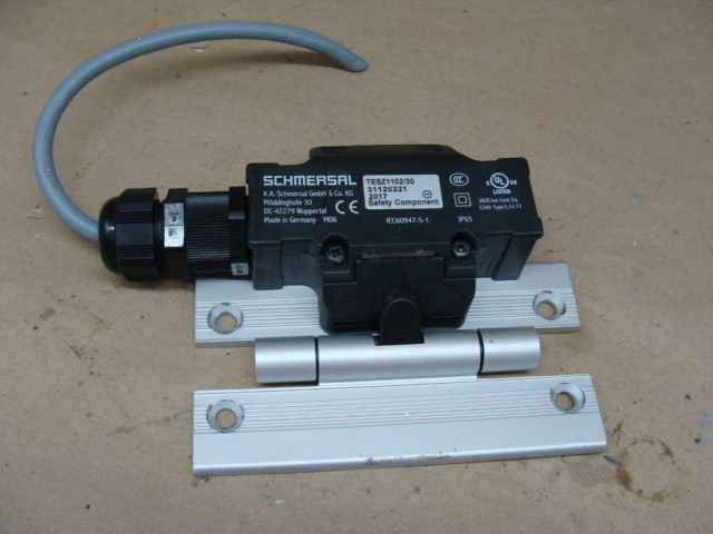 SCHMERSAL TESZ1102/30 HINGED SAFETY SWITCH