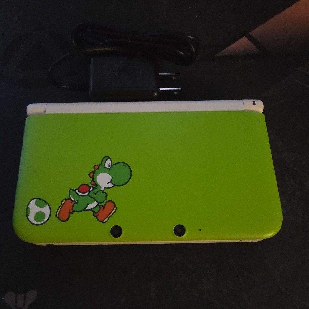 USA VERSION- Nintendo 3ds xl Yoshi edition- tested working