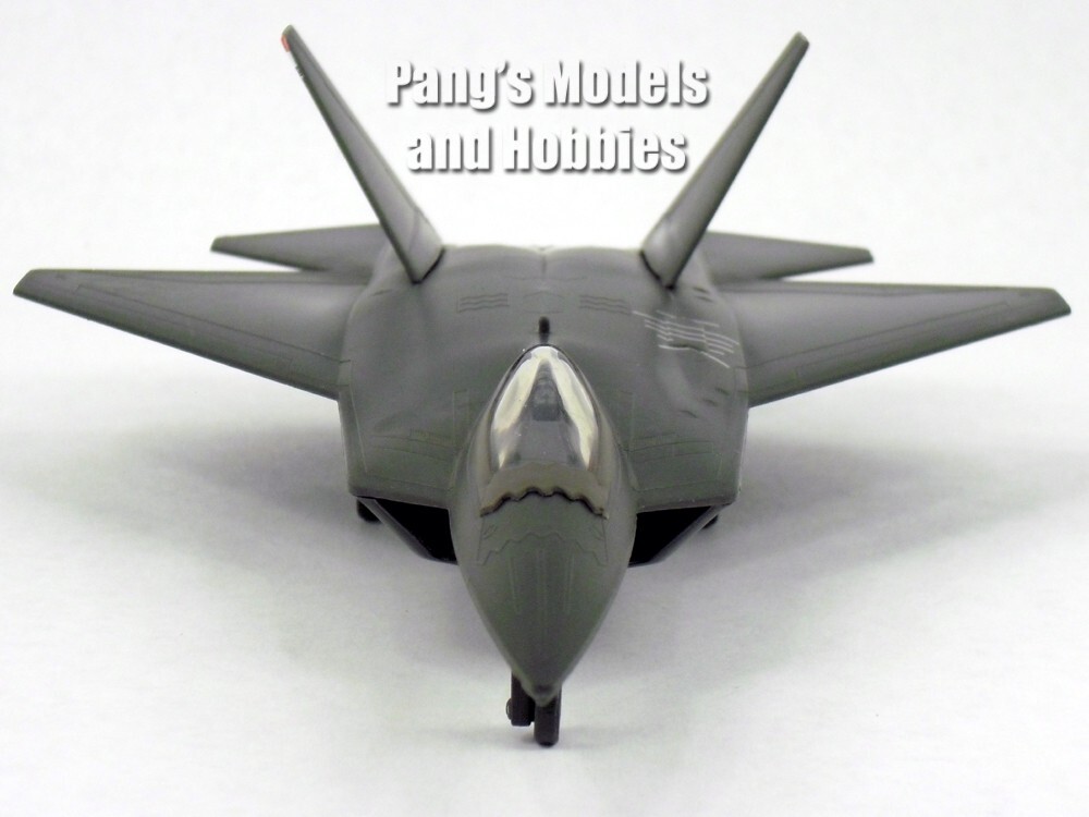 Lockheed F-22 Raptor - USAF 1/72 Scale Model Kit (Assembly Required)