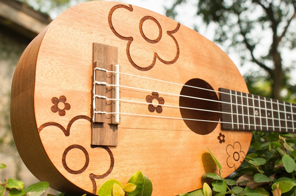 Uma Ukulele UKFL-03SCP Concert Pineapple, Solid Top, Tuner, Strap, Shaker, Capo