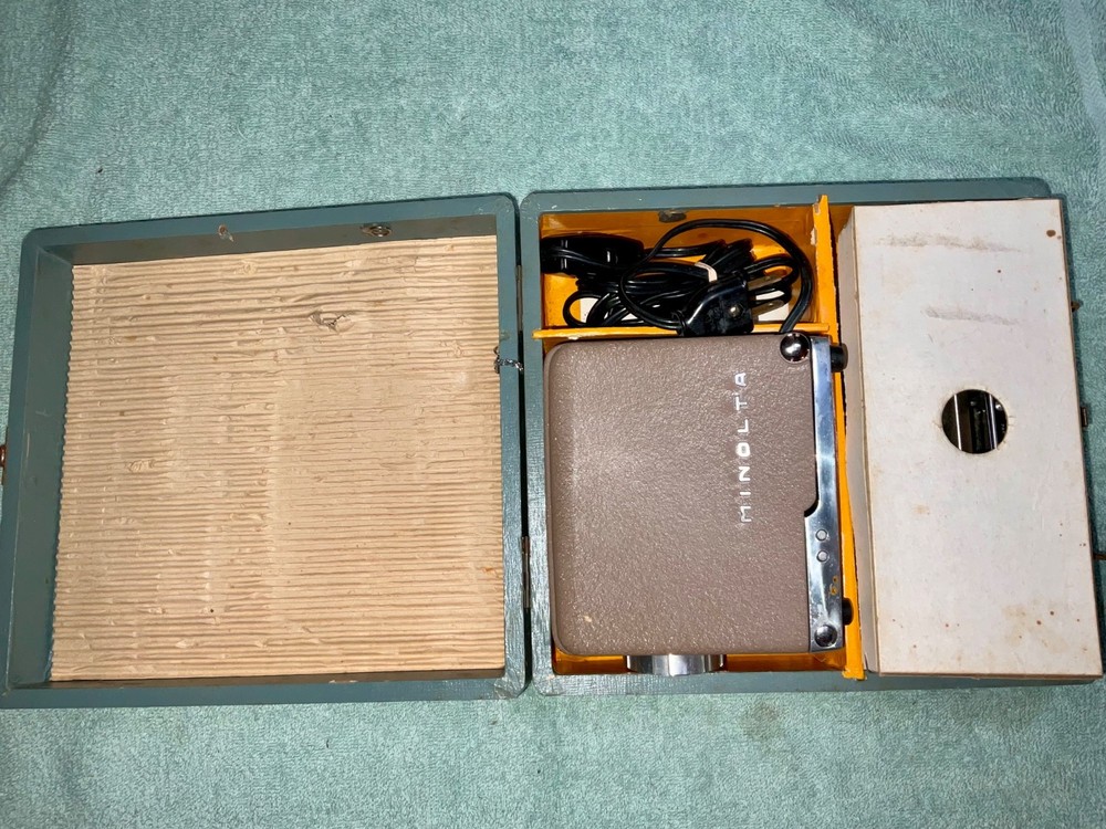 Vintage Minolta Mini 35mm Slide Projector Kit With Auto Changer Untested