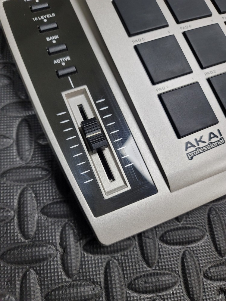Akai Professional MPD16 USB/MIDI Pad Controller for Windows & Macintosh