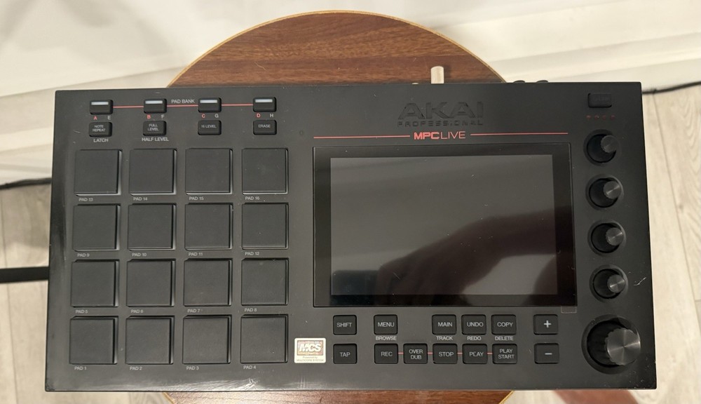 Akai Professional  MPC live
