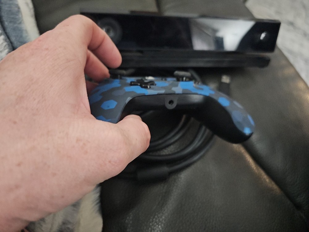 Microsoft Xbox One Kinect Sensor Bar - Black With controller