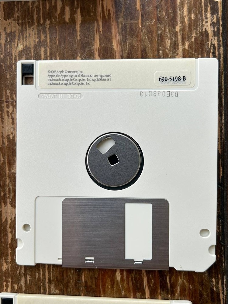 Macintosh AppleShare M0548/B Version 2.01. Vintage Apple software