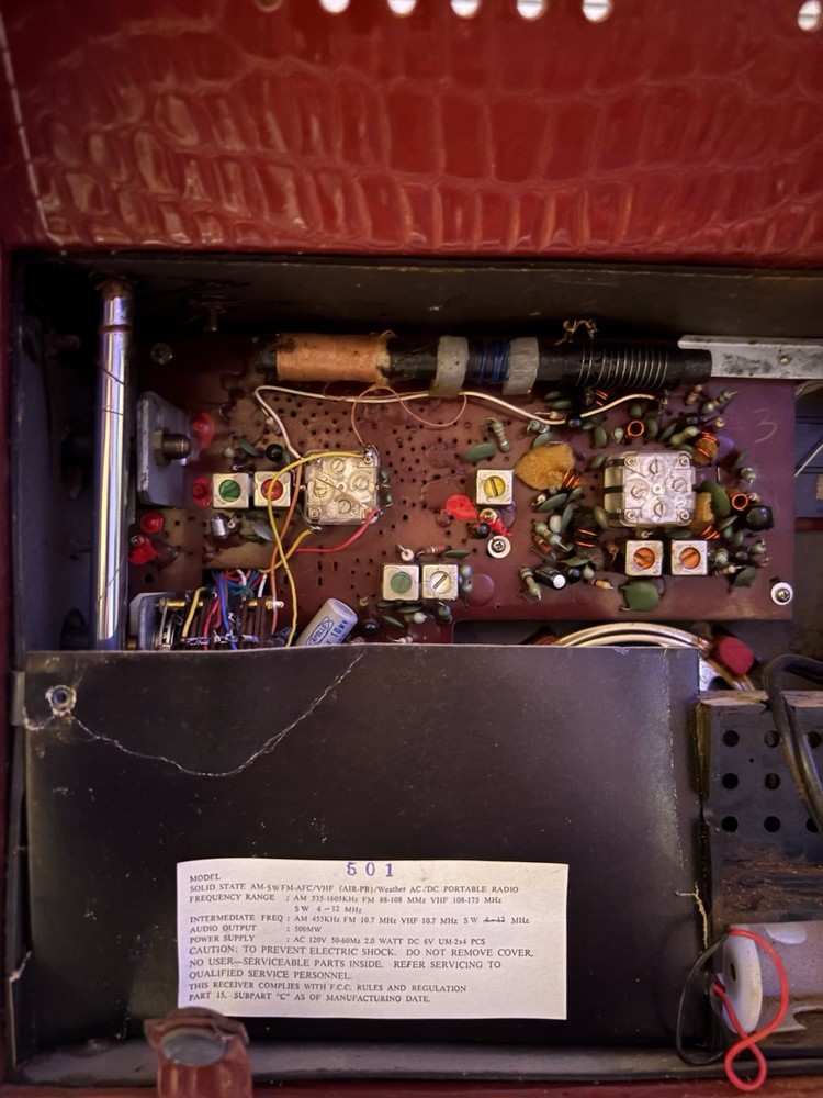 Rare Vintage Commodore Transistorized Solid State Radio Model 601 Powers On READ