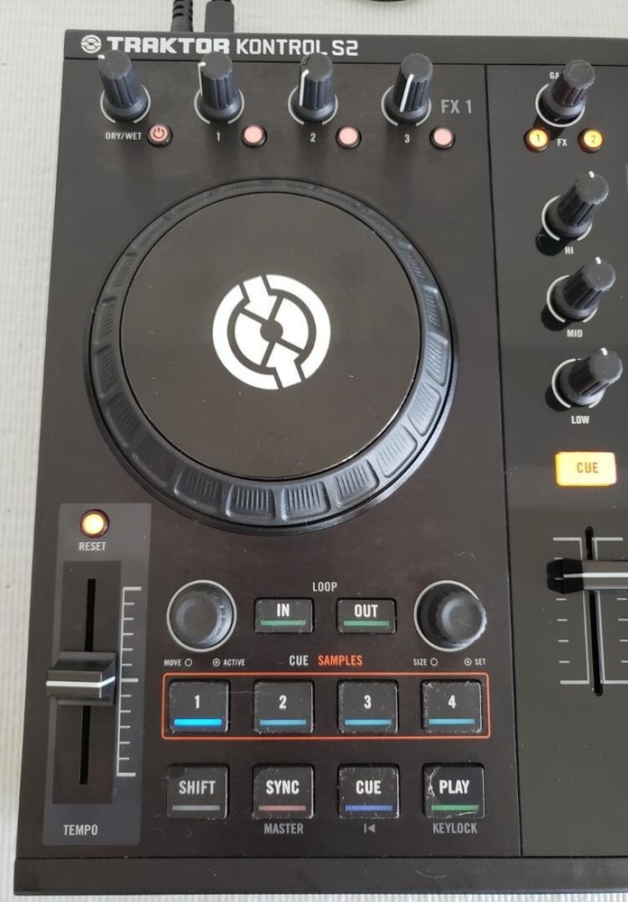 Native InstrumentsTraktor kontrol s2 DJ Controller
