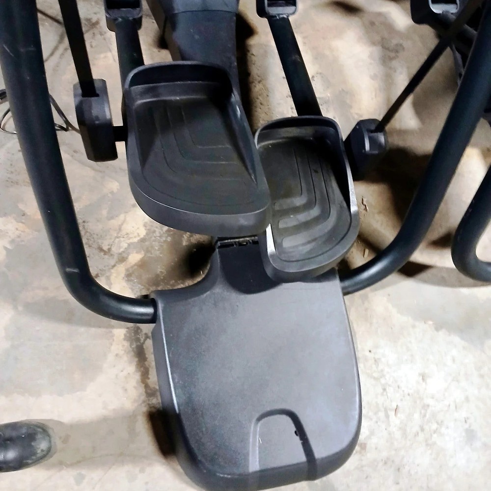 Precor AMT 885 with Open Stride w/P82 Console
