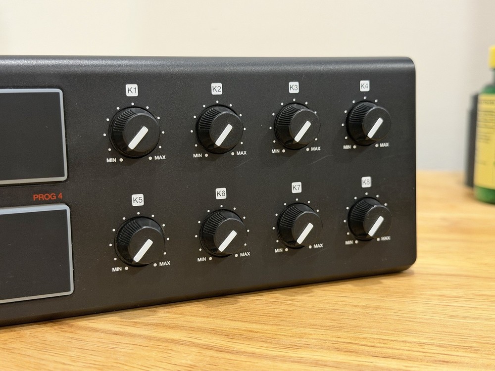 AKAI Professional LPD8 Portable USB-powered MIDI Controller