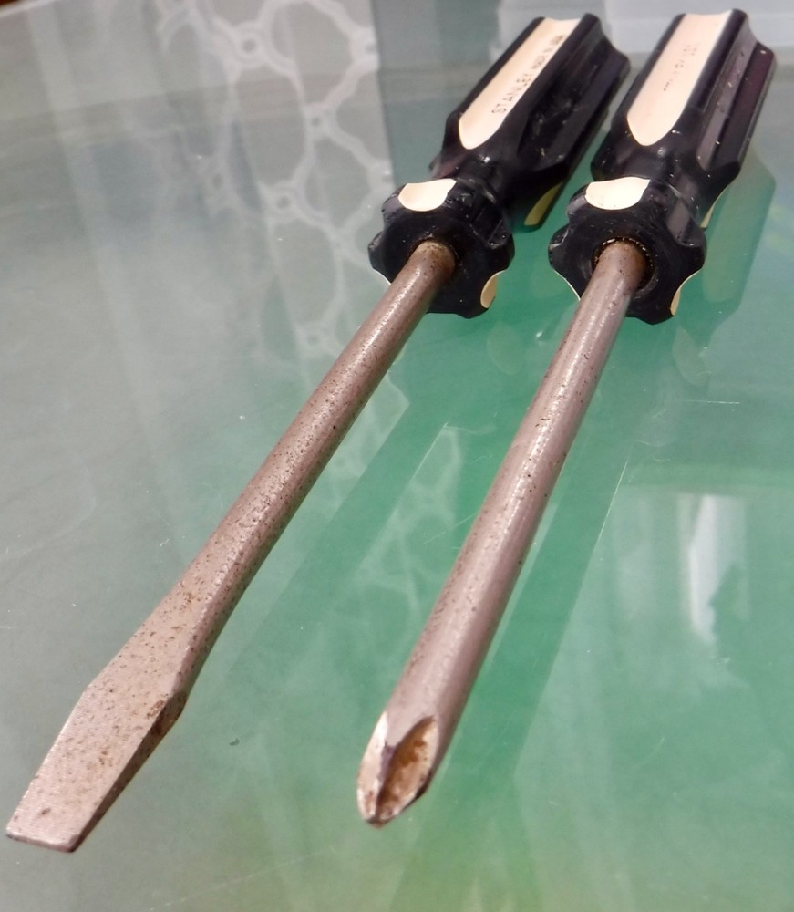 2 Stanley 7.5” Screwdrivers Flathead & Phillips Black & Cream Plastic Handle