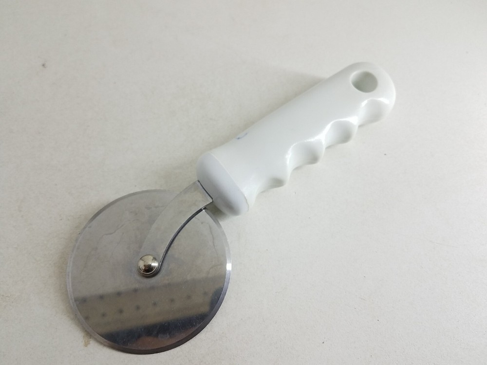 Pizza Cutting Wheel 2 7/8 In Diameter White Handle Slicing