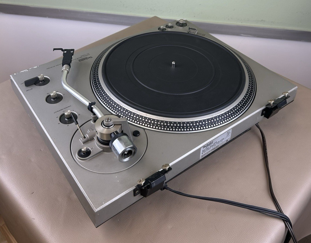 TECHNICS SL-1300 Turntable