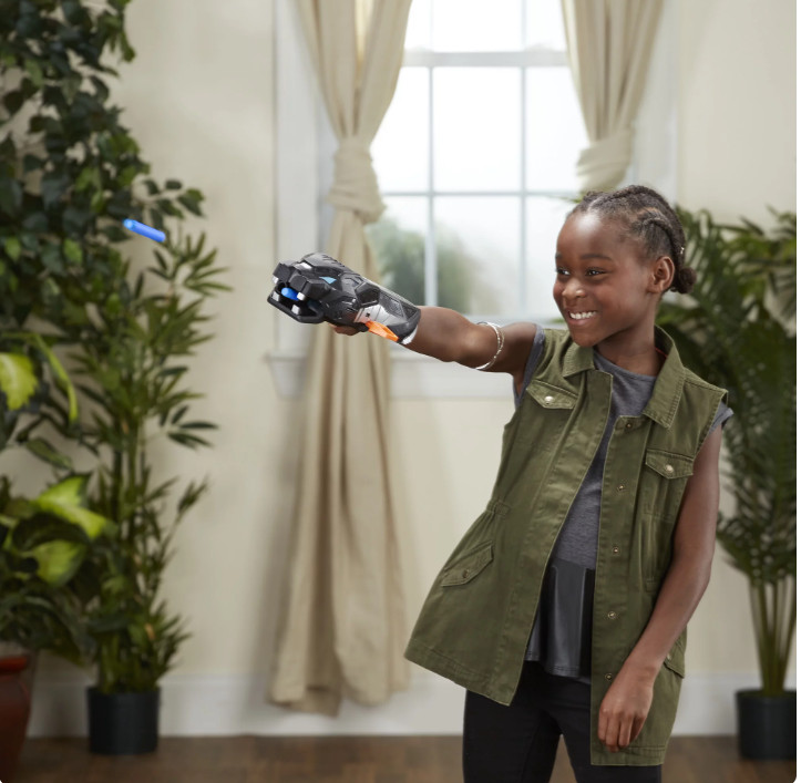 MARVEL BLACK PANTHER VIBRANIUM STRIKE GAUNTLET includes 3 darts