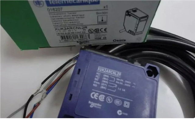 one  NEW XUK2ARCNL2R photoelectric switch sensor