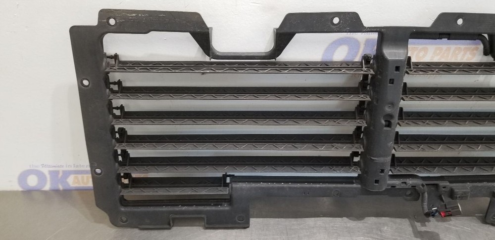17 GMC YUKON AIR SHUTTER 5.3L