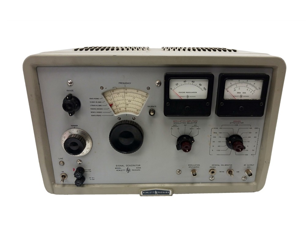 Hewlett Packard 606A Signal Generator - POWERS UP