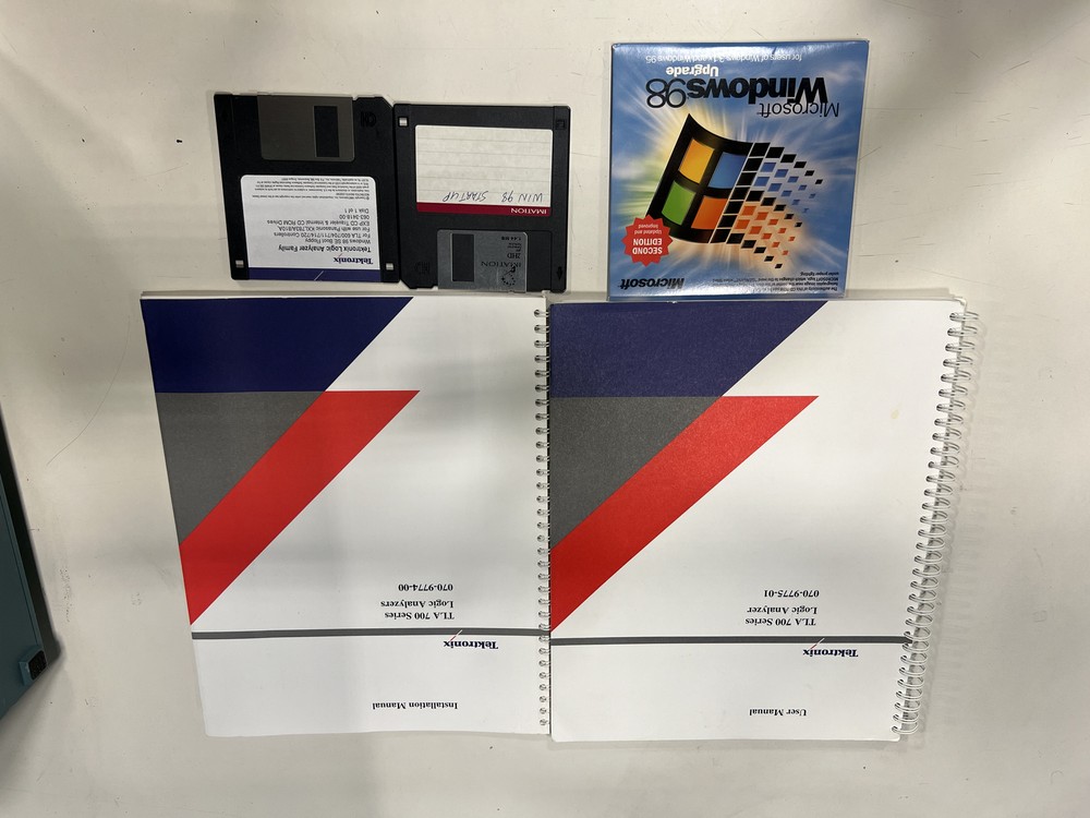 Tektronix TLA704 Logic Analyzer Color Portable Mainframe