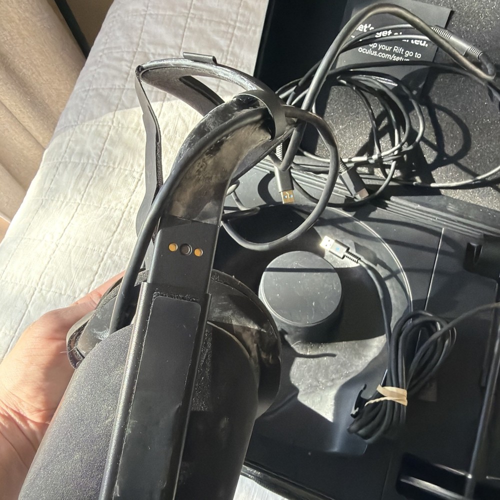 Original Oculus Quest 1 Rift With Box