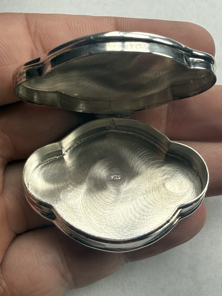Vintage Unique Ornate Solid Sterling Silver Etched Snuff/Pill Box - 15.1g