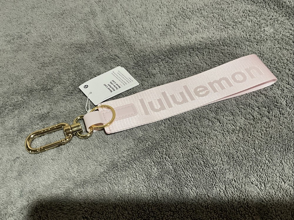 LULULEMON NEVER LOST KEYCHAIN BLISSFUL PINK/ LIGHT IVORY NWT!