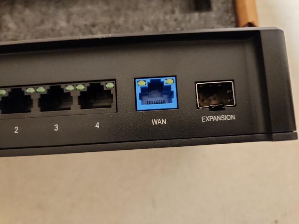 Cradlepoint E300 Series Router 300 Mbps